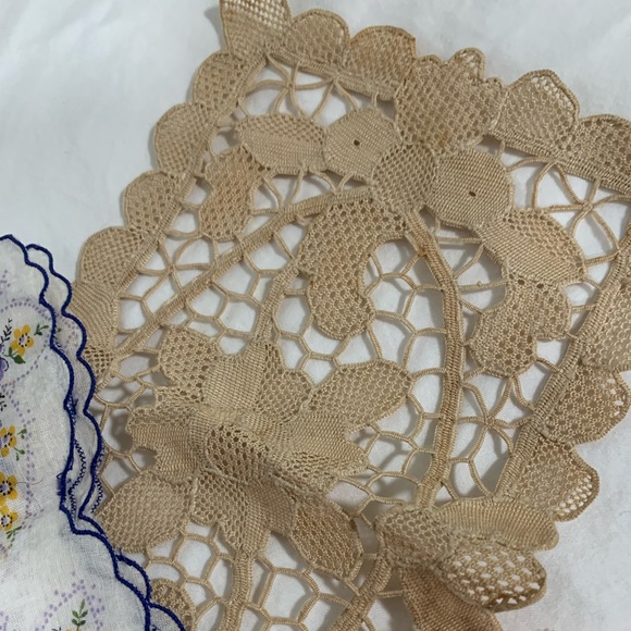 VINTAGE TEXTILE COLLECTION 8 PIECES HANDKERCHIEFS, NAPKIN, FINGERTIP TOWEL - Picture 7 of 7